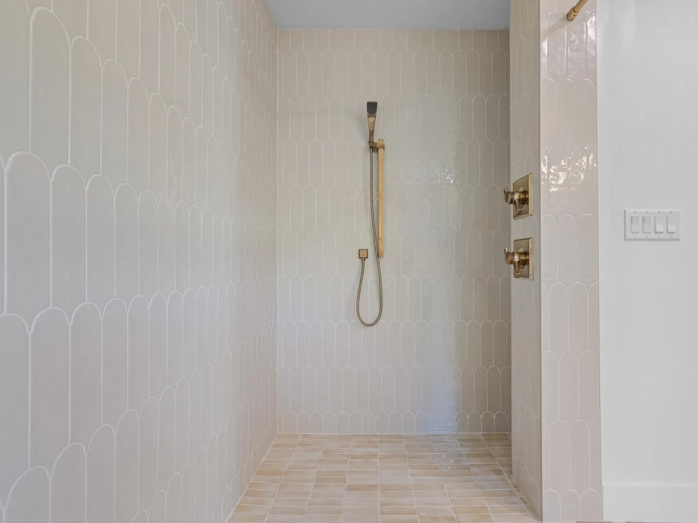 Walk-in shower with arched wall tile